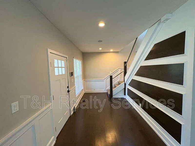 3 bed, 1.5 bath, 1774 sqft, $2,000 — Photo 3