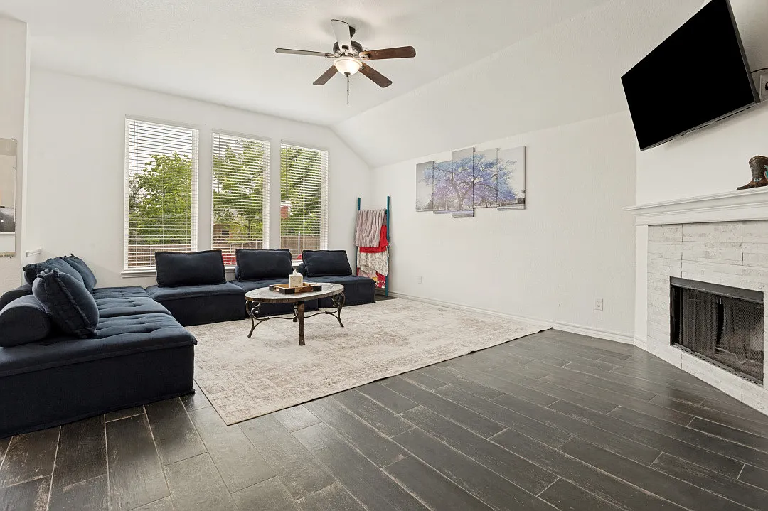 4 bed, 2250 sqft, $4,200 — Photo 2