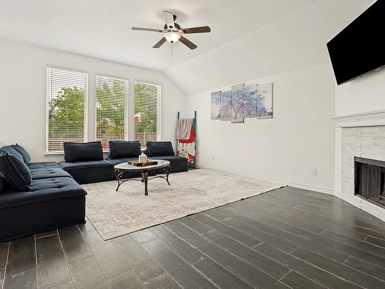 409 Creek Point Ln — Photo 2