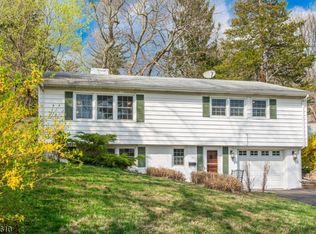 7 N Shore Trl, Sparta, NJ 07871