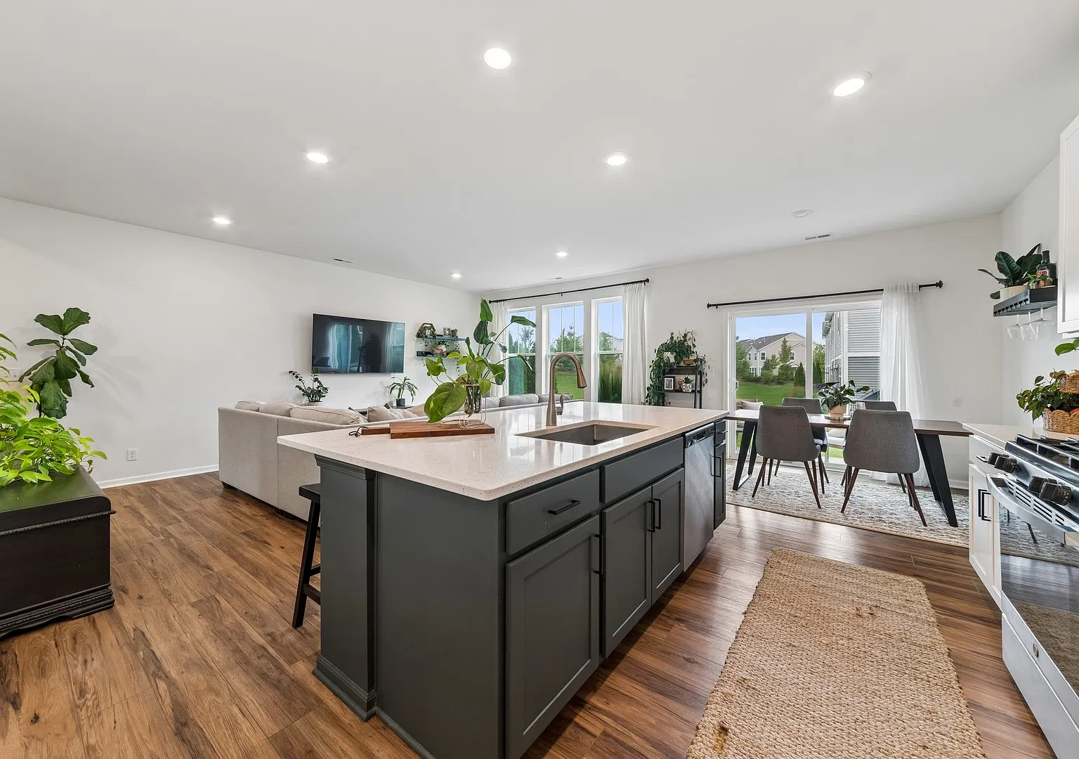 3 bed, 2.5 bath, 1767 sqft, $3,100 — Photo 3