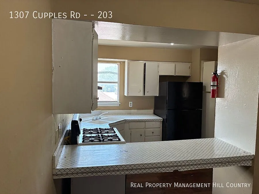 Garden Style 2 Bed / 1 Bath Apartment - Appliances Included - Off General McMullen — Photo 3