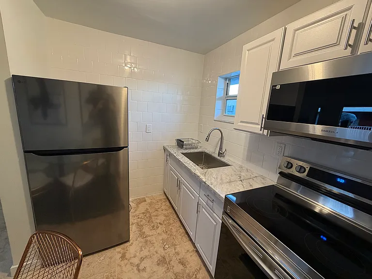 421 SW 9th St #4 — Photo 9