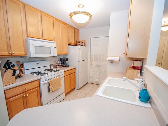 3rd image of 9840 Wildwood Ct Unit 2-C