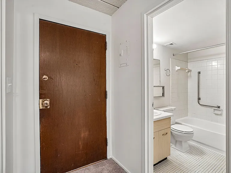 Lincoln Tower Apartments — Photo 30