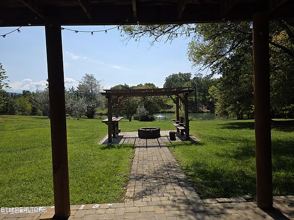 5th image of 2875 E Walnut Grove Rd