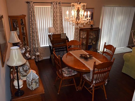3rd image of 2581 Southern Oaks Dr