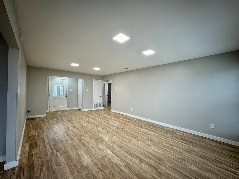 1405 Seville Dr — Photo 10