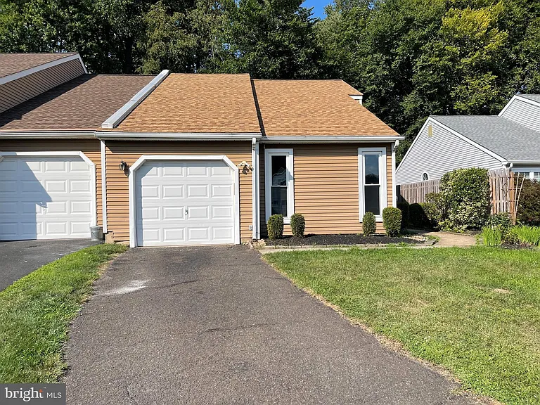 294 Woods Edge Pl — Photo 2
