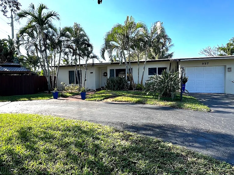 957 SE 15th Ave — Photo 1
