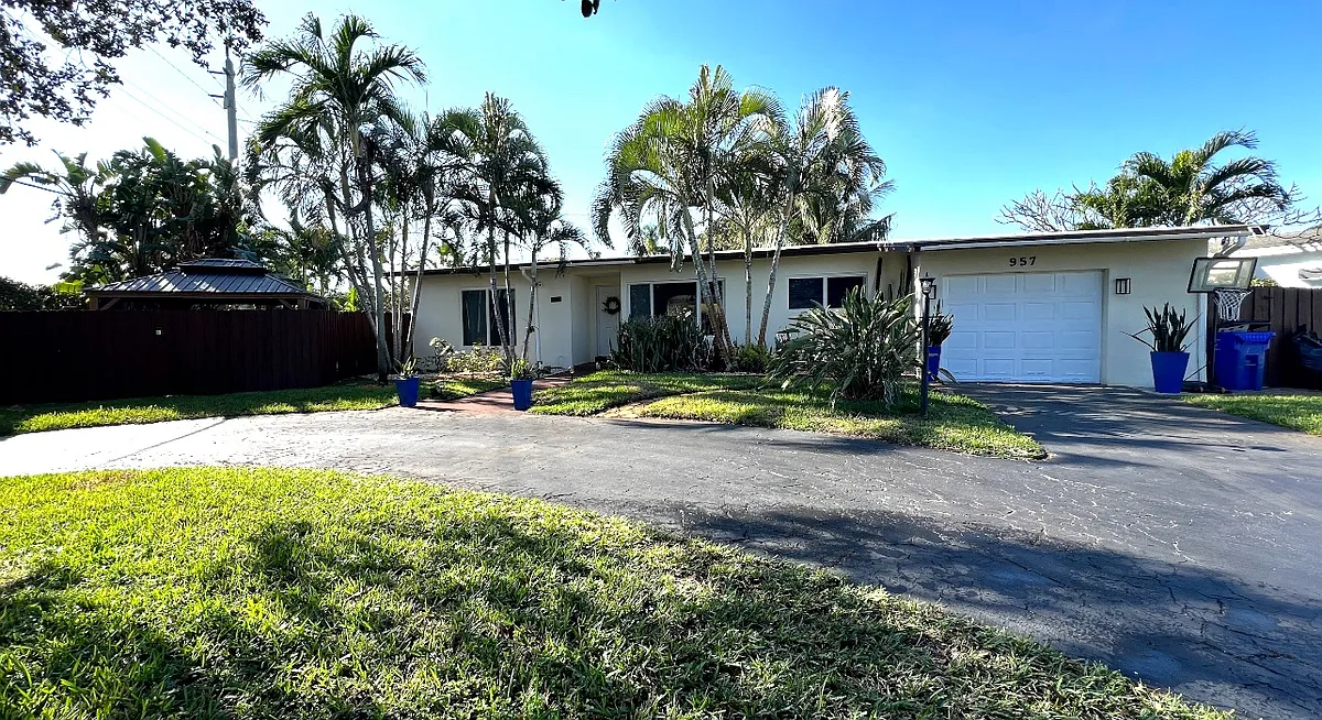 Photo 1 of 20 - 957 SE 15th Ave - Deerfield Beach, FL Primary Photo - 957 SE 15th Ave