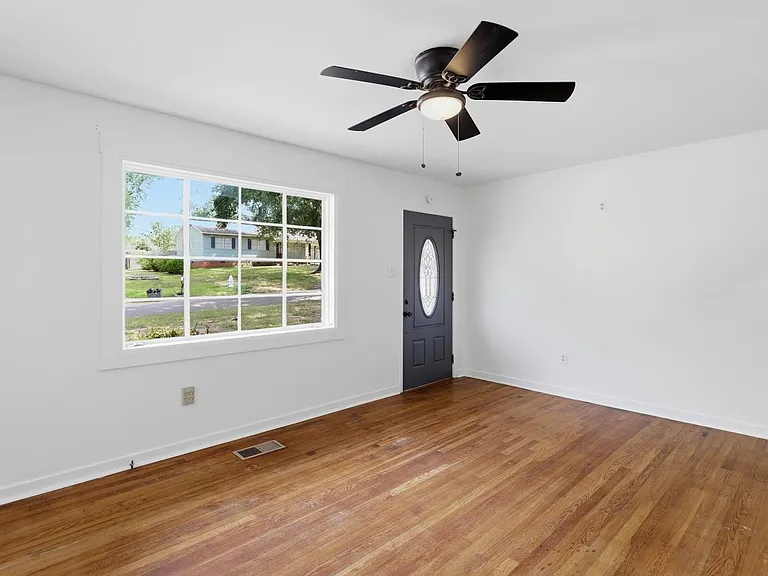 2033 Carolyn Ln — Photo 19