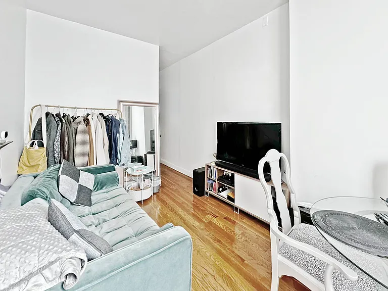 333 W 19th St #1F — Photo 2