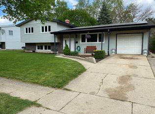 961 Nottingham Ln, Crystal Lake, IL 60014