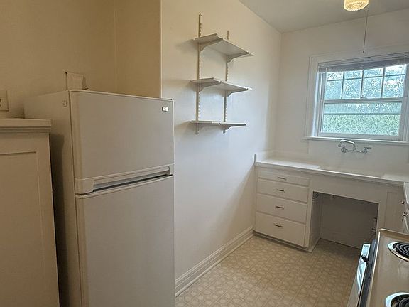 5th image of 446 W Whitman St APT 318