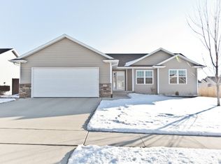 5515 Ruhd St SW, Cedar Rapids, IA 52404