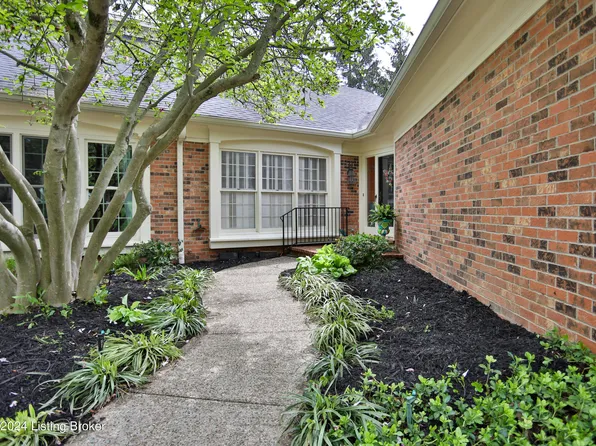 5902 Creighton Hill Rd, Windy Hills, KY 40207