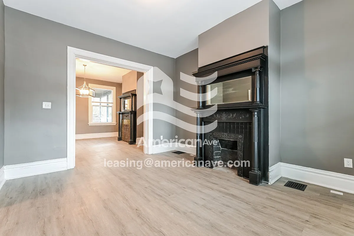 641416_002_wm_-_living_room_13397682.jpg - 253 Watson Blvd