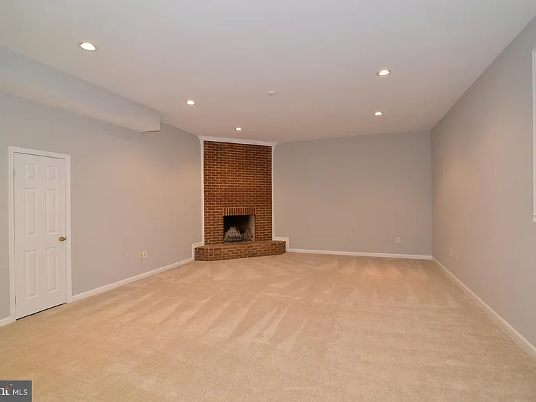 10200 Aspen Willow Dr — Photo 45