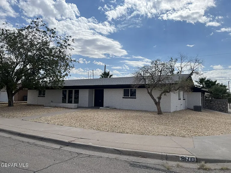 8600 Edgemere Blvd — Photo 1