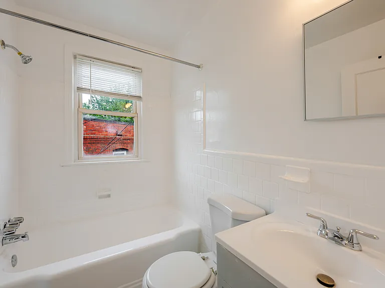 2425 E St NE #3 — Photo 10