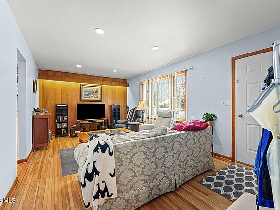 5th image of 245 Edinborough Dr