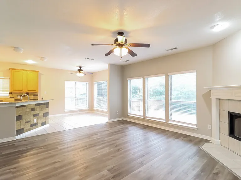 703 Biscayne Dr — Photo 5