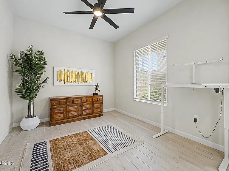 5038 E Anderson Dr — Photo 2