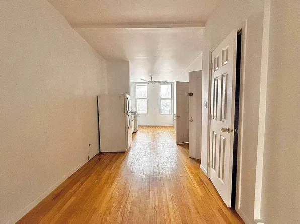 959 Metropolitan Avenue image 1 of 7