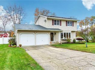 10 Layton Ln, Centereach, NY 11720