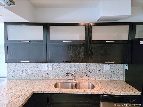 4th image of 20300 W Country Club Dr #1203