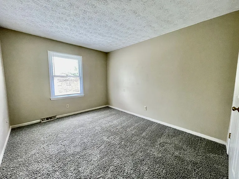 404 Whispering Hills Dr — Photo 9