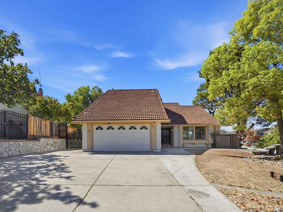 1st image of 3694 Lucas Dr