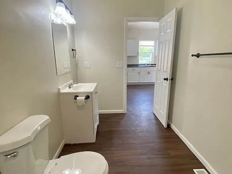 1172 E Walnut St — Photo 12