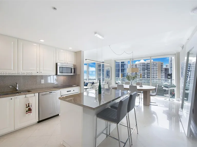 3400 SW 27th Ave #1003 — Photo 5