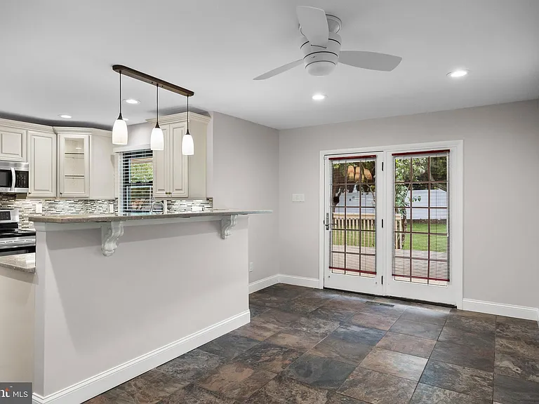 10 Traynor Ln — Photo 5