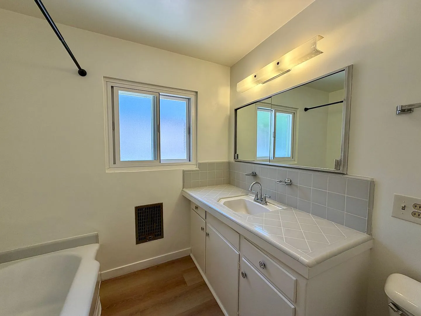 Charming 3 Bed 2 Bath Home In Westchester! — Photo 4