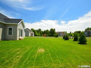 1385 Meadow Breeze Ln, Webster, NY 14580