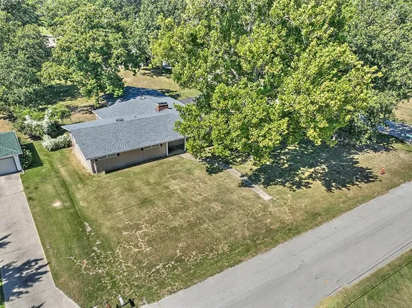 2207 Forest Crest Dr, Decatur, IL 62521