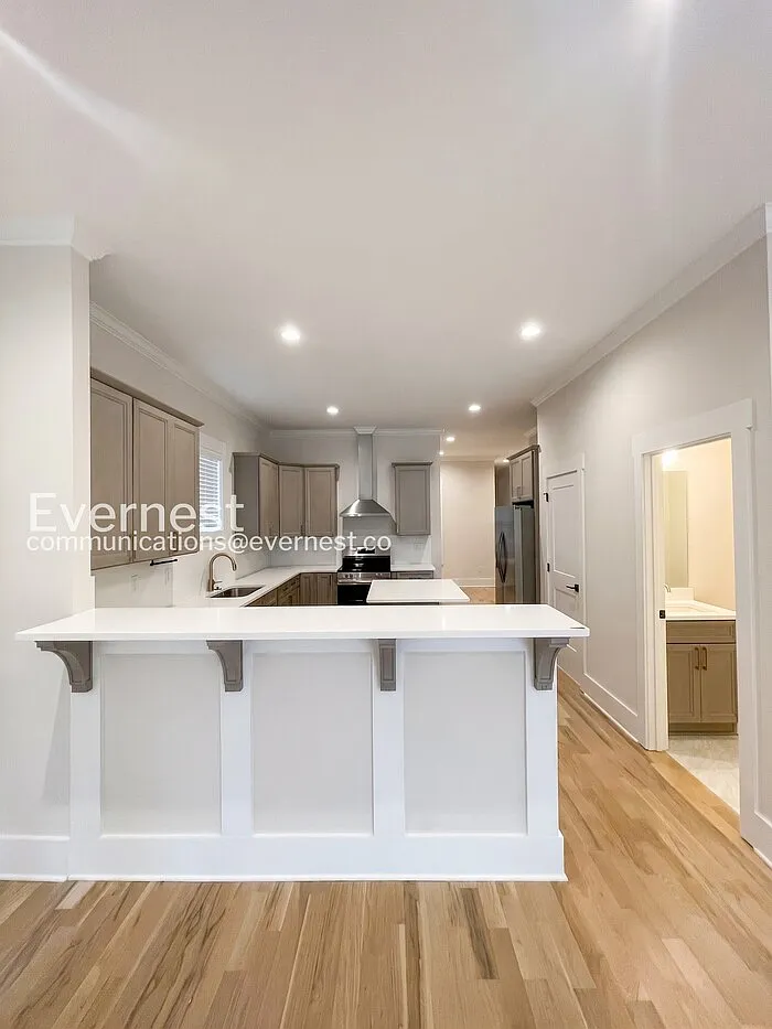 4 bed, 2.5 bath, 2479 sqft, $3,325 — Photo 4