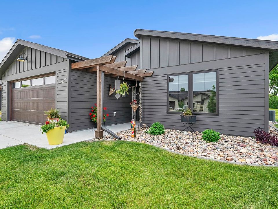 1st image of 1566 Blaines Way