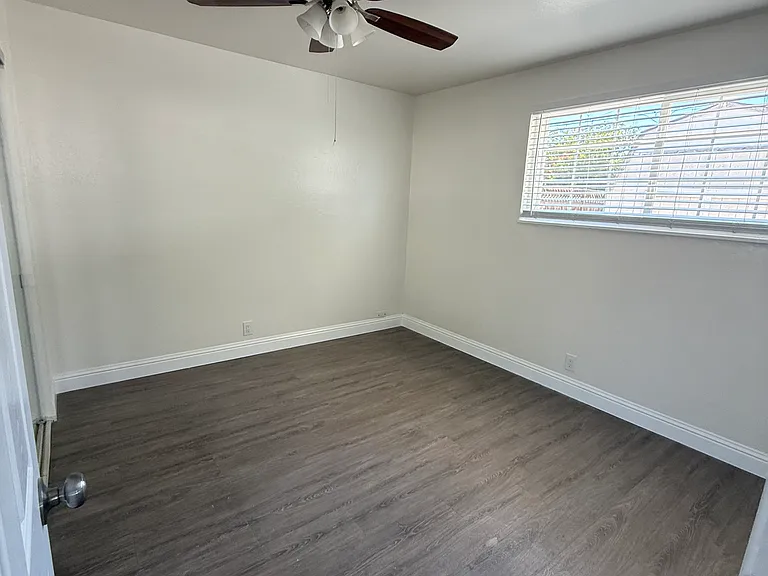 4765 Serra Ave — Photo 24