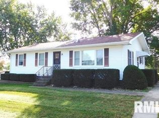 910 1st St, Fulton, IL 61252