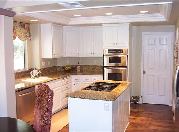 Kitchen w/island 