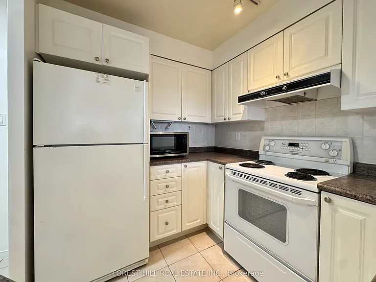 889 Bay St #810 — Photo 2