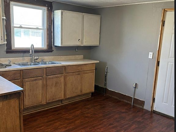 5th image of 821 S Main St