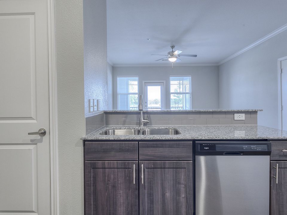 Silverwood at Hackberry Creek Apartments Kitchen