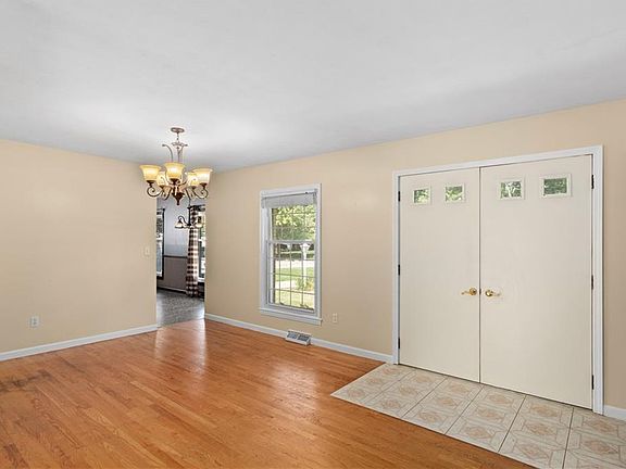 5th image of 4076 Dennis Ln