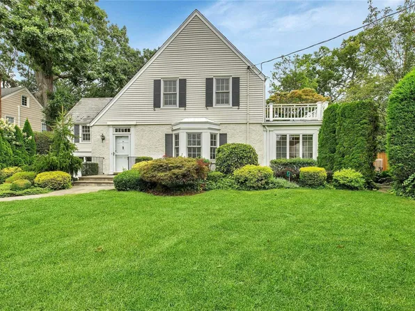 20 Briarcliff Drive, Port Washington, NY 11050