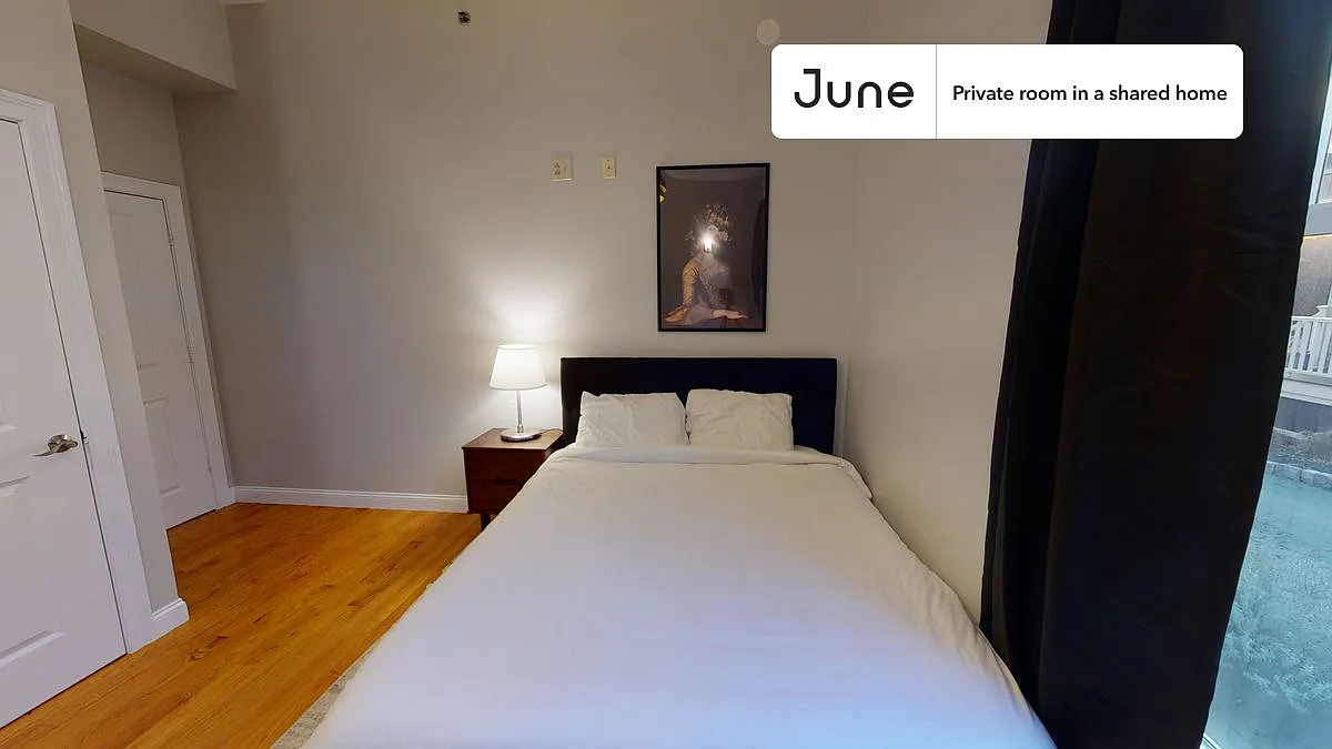 Queen bedroom in 5 bed/2.5 bath home in Roxbury #773 B — Photo 2